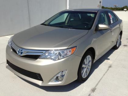 2013 TOYOTA CAMRY HYBRID XLE - GOLD ON BEIGE 2