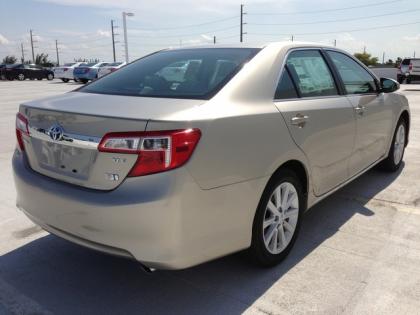 2013 TOYOTA CAMRY HYBRID XLE - GOLD ON BEIGE 4