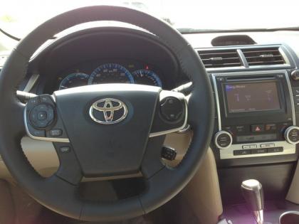 2013 TOYOTA CAMRY HYBRID XLE - GOLD ON BEIGE 8