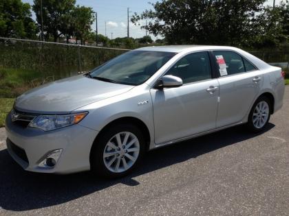 2013 TOYOTA CAMRY HYBRID XLE - SILVER ON GRAY 1