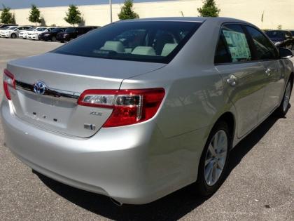 2013 TOYOTA CAMRY HYBRID XLE - SILVER ON GRAY 3